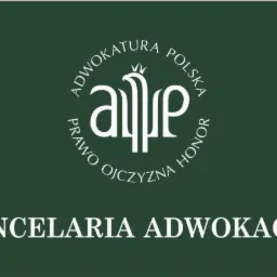 Logo Kancelarii Adwokackiej na ciemnozielonym tle, z godłem Adwokatury Polskiej i napisem 'Prawo Ojczyzna Honor'.