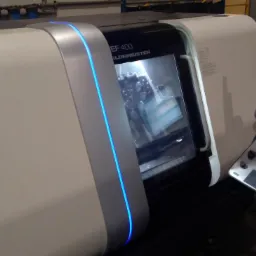 Nowoczesna frezarka CNC DMG Gildemeister EF 400 z panelem sterowania, widoczne wnętrze komory roboczej z obrabianym elementem.