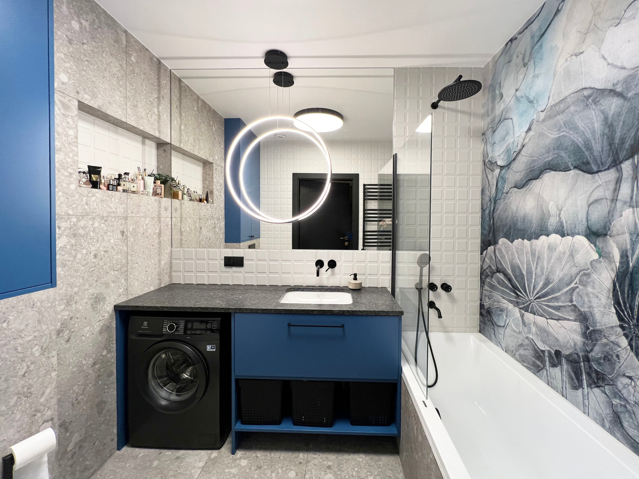 Łazienka z wanną, prysznicem i tapetą w strefie mokrej, Chłapowo