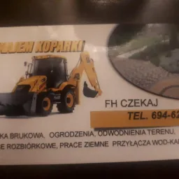 Wizytówka firmy FH Czekaj: Wynajem koparki, usługi brukarskie, ogrodzenia, odwodnienia terenu, prace rozbiórkowe, prace ziemne, przyłącza wod-kan. Na wizytówce żółta koparka i zdjęcie ułożonej...