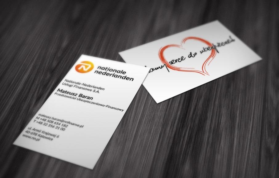 Wizytówka Nationale-Nederlanden z danymi kontaktowymi przedstawiciela ubezpieczeniowo-finansowego Mateusza Barana, obok kartka z rysunkiem serca i napisem 'mamy serce do ubezpieczeń'.