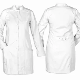 Biały fartuch medyczny z przodu i z tyłu, widoczne kieszenie, stójka i zapięcie na zatrzaski.