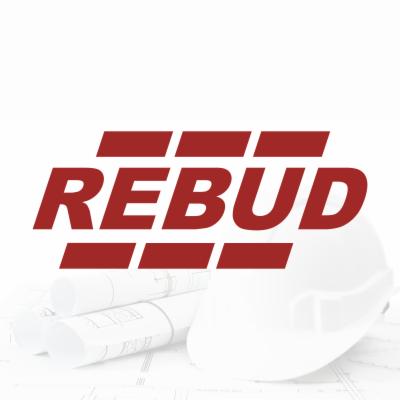 Logo firmy REBUD w kolorze bordowym, umieszczone nad zwiniętymi planami budowlanymi i białym kaskiem ochronnym na jasnym tle.