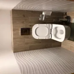 Nowoczesna toaleta z otwartą klapą, wykończona płytkami imitującymi drewno na ścianach i falistymi białymi płytkami na podłodze, z metalowym przyciskiem spłuczki i zielonym dywanikiem w rogu.