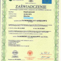 Skan zaświadczenia Krajowej Izby Księgowych potwierdzającego kwalifikacje zawodowe samodzielnego księgowego Pawła Janowskiego, wydanego 03.12.2019 w Warszawie, z pieczęciami i podpisami.