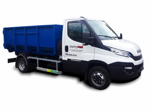 Biała ciężarówka z niebieskim kontenerem na odpady, logo firmy ScrapMet na kabinie, widok z boku na białym tle.