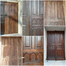 Kolaż przedstawiający detale drewnianych, dwuskrzydłowych drzwi w stylu gotyckim, z widocznymi śladami zużycia i odnowienia, ukazujący różnice w kolorze i stanie powierzchni.
