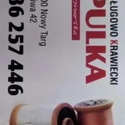 Wizytówka zakładu krawieckiego 'Szpulka' z numerem telefonu, adresem i szpulkami nici w tle.