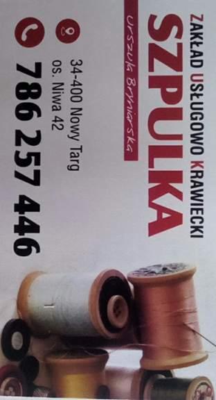 Wizytówka zakładu krawieckiego 'Szpulka' z numerem telefonu, adresem i szpulkami nici w tle.