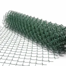 Zwinięta rolka zielonej, powlekanej siatki ogrodzeniowej na białym tle, ukazująca regularny wzór oczek.