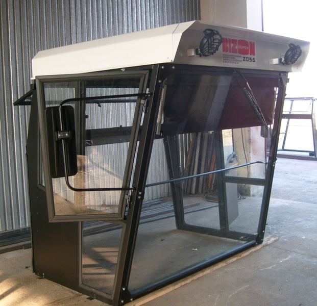 Kabina do kombajnu Bizon Z056 z uchylonymi drzwiami i lusterkiem bocznym, widoczne wentylatory na dachu kabiny