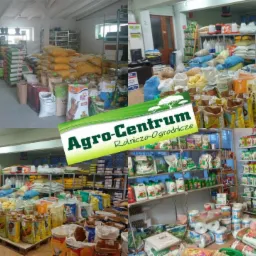 Wnętrze sklepu rolniczo-ogrodniczego z bogatym asortymentem: worki z ziarnem i nawozami ułożone w stosy oraz regały z środkami ochrony roślin i podłożami, widoczne logo 'Agro-Centrum...