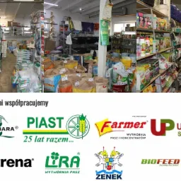 Wnętrze sklepu rolniczego z pełnymi regałami produktów, w tym worki z ziarnem i nawozami, oraz rośliny w doniczkach, w tle widoczny mały pies. Na dole logotypy firm współpracujących.