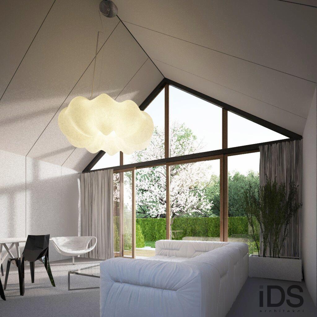 Nowoczesny salon z dużym oknem i lampą w kształcie chmury. Widok na ogród z kwitnącym drzewem. Skośny sufit podkreśla architekturę wnętrza.