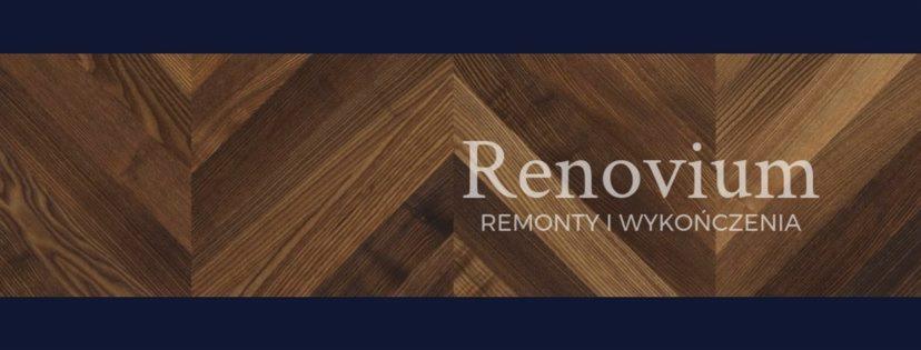 Parkiet ułożony we wzór jodełki francuskiej, z widocznym logo firmy 'Renovium' i dopiskiem 'Remonty i wykończenia' w kolorze białym.