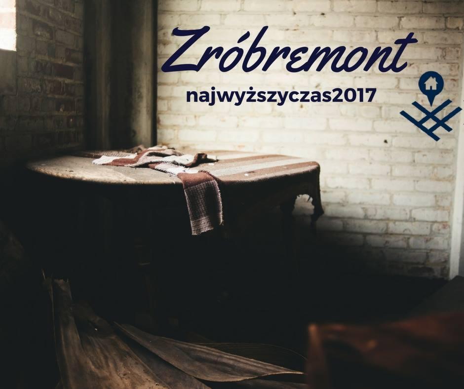 Zdjęcie przedstawia ciemne wnętrze z okrągłym stołem przy ceglanej ścianie, na stole leży brązowo-biały pled, na ścianie widnieje napis 'Zróbremont najwyższyczas2017' oraz logo firmy.