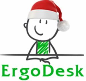 Rysunek patyczaka w czapce Mikołaja, opierającego się o czarny blat z zielonym napisem ErgoDesk poniżej.