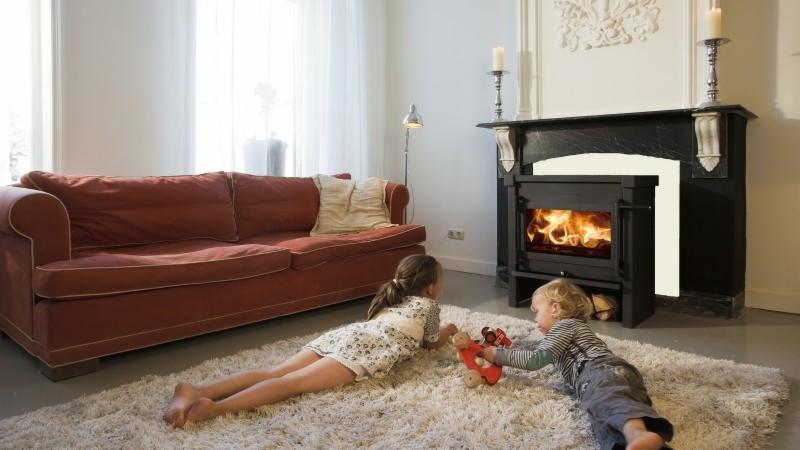 Salon z paleniskiem na drewno, dzieci bawiące się na puszystym dywanie, ceglasta sofa i dekoracyjny kominek z płomieniami.