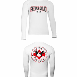 T-Shirt Store - Dwie białe koszulki z długim rękawem, na górnej logo FKOMA DOJO TEAM, na dolnej okrągły nadruk z sylwetkami walczących osób i napisem POLSKA.