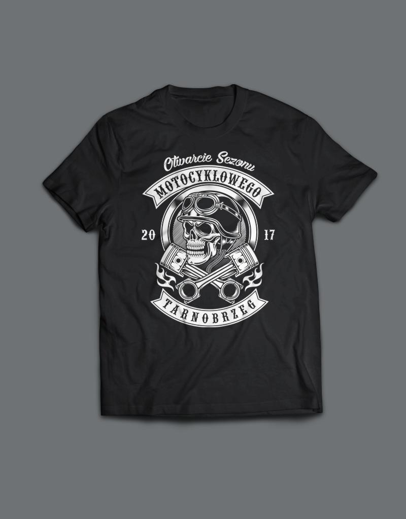 Czarna koszulka z białym nadrukiem: czaszka motocyklisty w kasku i goglach, skrzyżowane tłoki, napis 'Otwarcie Sezonu Motocyklowego 2017 Tarnobrzeg'.