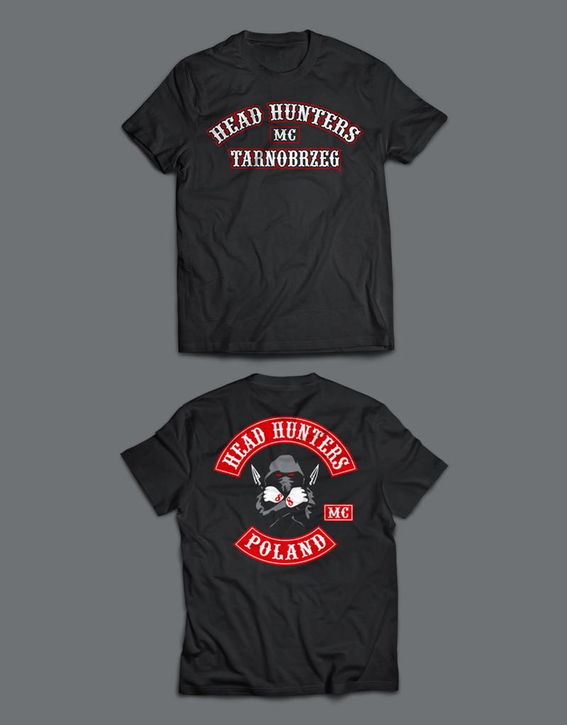 Dwa czarne t-shirty z czerwono-białym nadrukiem: na górnym przód z napisem 'HEAD HUNTERS MC TARNOBRZEG', na dolnym tył z grafiką wilka, napisem 'HEAD HUNTERS MC POLAND' i elementami dekoracyjnymi.