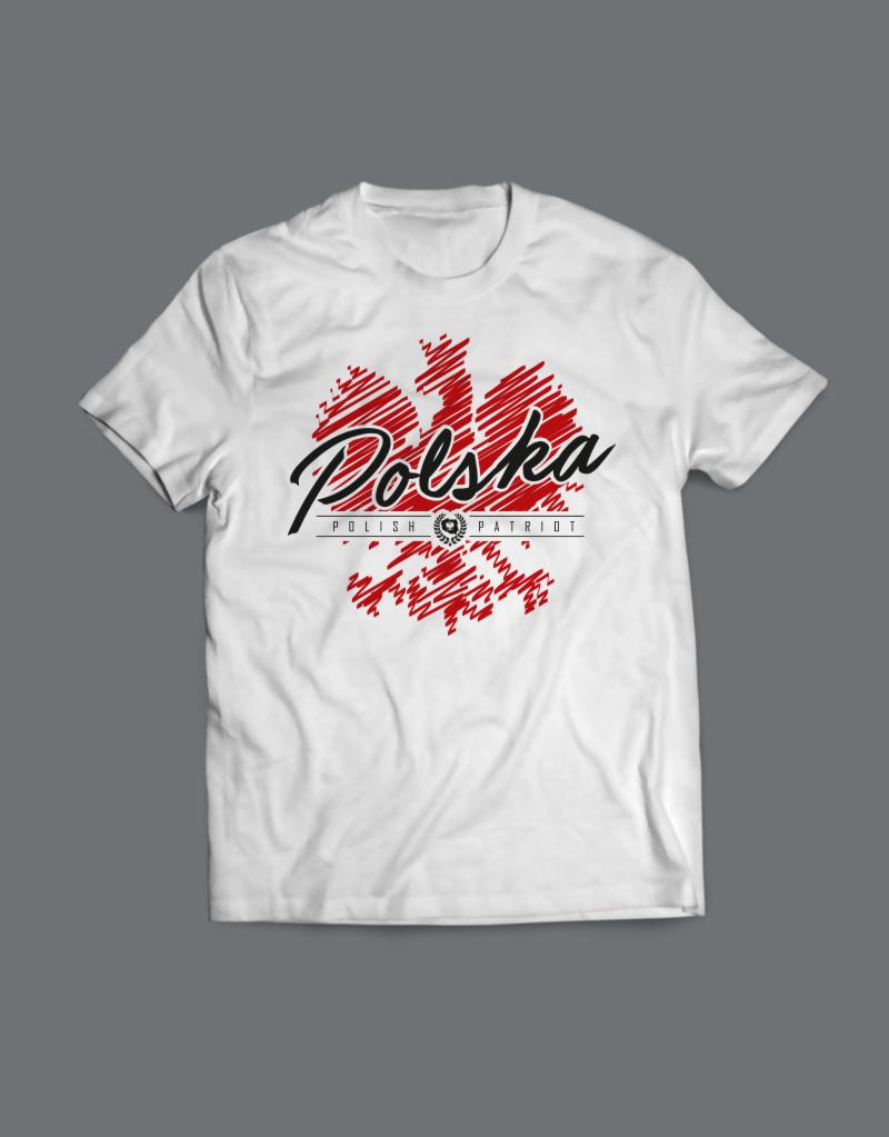 Biała koszulka z nadrukiem stylizowanego godła Polski w czerwonych pociągnięciach pędzla i napisem 'Polska Polish Patriot' na szarym tle.