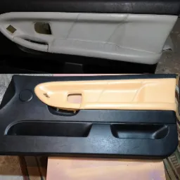 Tapicerka drzwi samochodowych: porównanie stanu przed renowacją (szara, popękana skóra) i po renowacji (nowa, beżowa skóra, czarne tworzywo).