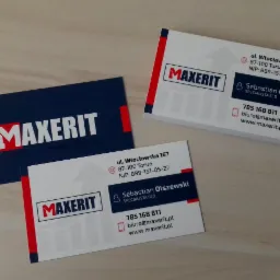 Wizytówki firmy Maxerit z Torunia, specjalizującej się w SEO, ułożone na jasnym tle. Na wizytówkach logo, adres, NIP, imię i nazwisko specjalisty oraz dane kontaktowe.