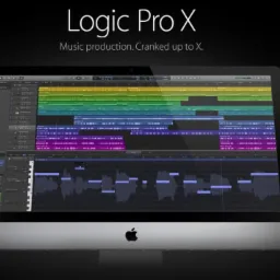 Ekran komputera iMac z uruchomionym programem do produkcji muzycznej Logic Pro X, ukazującym wielościeżkowy projekt z kolorowymi blokami audio i wizualizacją fali dźwiękowej.