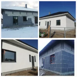 Cztery kadry z budowy domu: dwa przedstawiają etap izolacji ścian zewnętrznych szarymi płytami, a dwa ukazują gotową, otynkowaną elewację w kolorze białym z czarnymi oknami i dachem.