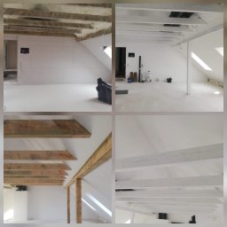 HANDEL-BUDOWA-FINANSE NOWAKOWSCY SP. Z O.O. - Czteropanelowe ujęcie poddasza: surowe deski, płyty g-k przed malowaniem i pomalowane na biało drewniane belki stropowe przy oknach dachowych.