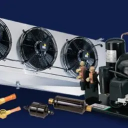 Zestaw komponentów chłodniczych: agregat z wentylatorem, parownik z trzema wentylatorami, zawory i filtry, ułożone na ciemnoniebieskim tle.