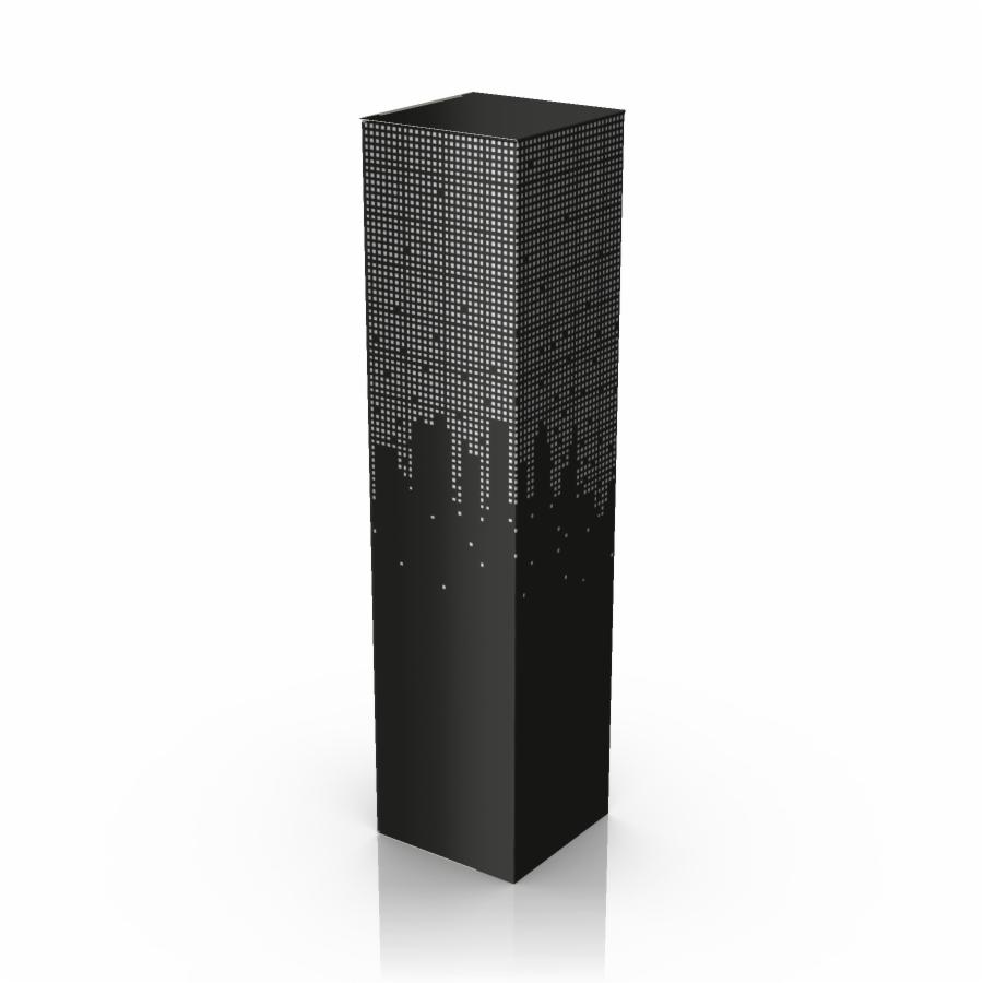 Wysoki, czarny, kartonowy słupek z nadrukiem imitującym panoramę miasta nocą, widoczne białe punkty i linie na górnej części.