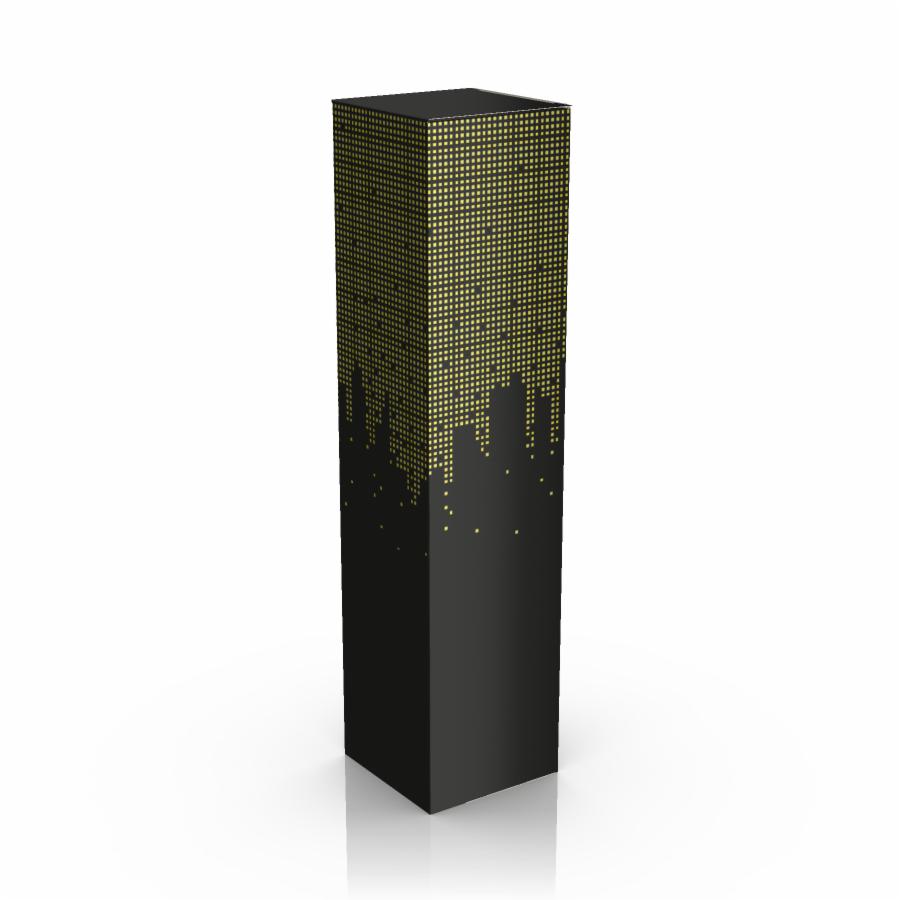 Wysokie, prostopadłościenne opakowanie w kolorze czarnym z grafiką imitującą panoramę miasta w złotej tonacji, widoczne na białym tle z odbiciem.