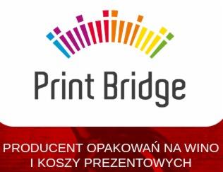 Logo firmy Print Bridge nad napisem 'PRODUCENT OPAKOWAŃ NA WINO I KOSZY PREZENTOWYCH' na czerwonym tle.