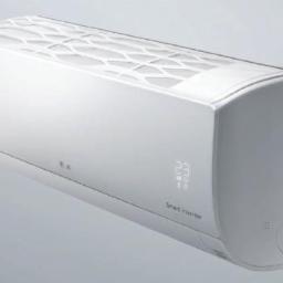 Went-System - Biała, wisząca jednostka wewnętrzna klimatyzacji typu split z widocznym wyświetlaczem temperatury i napisem 'Smart Inverter' na obudowie, zamontowana na jasnej ścianie.