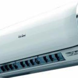 Went-System - Biały klimatyzator ścienny marki Haier z widocznymi żaluzjami wylotu powietrza, na białym tle, z symbolem ekologicznym R32 w lewym górnym rogu.