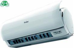 Biały klimatyzator ścienny marki Haier z widocznymi żaluzjami wylotu powietrza, na białym tle, z symbolem ekologicznym R32 w lewym górnym rogu.