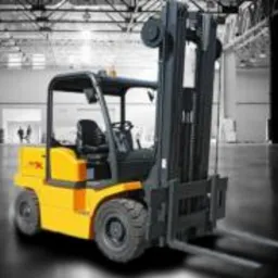 Żółty wózek widłowy elektryczny Jungheinrich na tle magazynu z widocznymi elementami konstrukcyjnymi dachu i betonową posadzką. W tle widoczne postacie ludzkie.