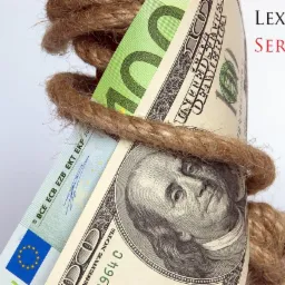 Związana sznurem rolka banknotów euro i dolarów na białym tle, z widocznym logo firmy Lextron Services.