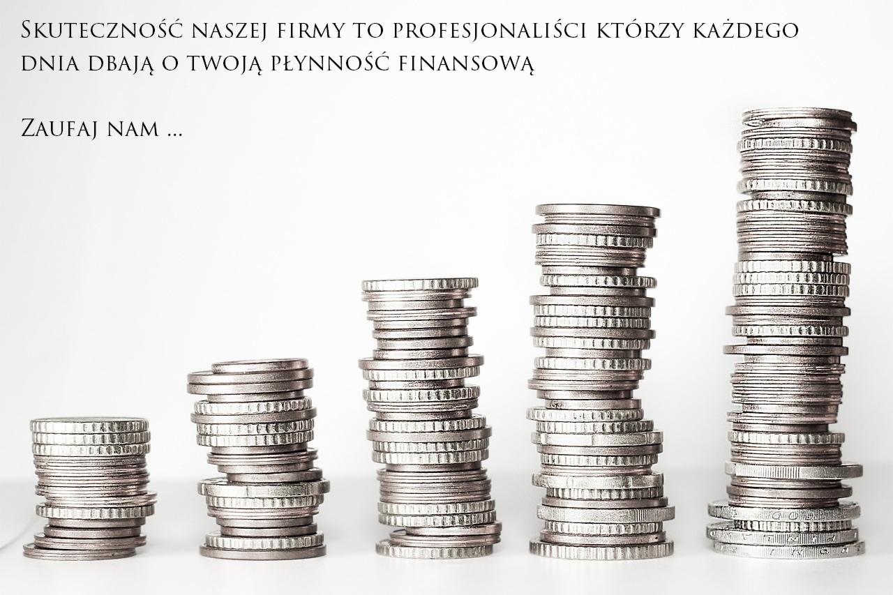 Stos monet ułożonych w rosnące kolumny symbolizujące wzrost finansowy, z tekstem 'Skuteczność naszej firmy to profesjonaliści którzy każdego dnia dbają o Twoją płynność finansową. Zaufaj nam...'...