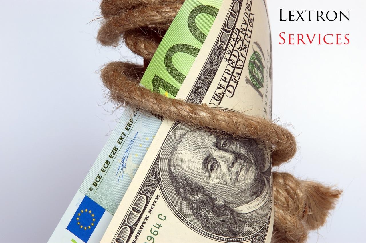 Związana sznurem rolka banknotów euro i dolarów na białym tle, z widocznym logo firmy Lextron Services.