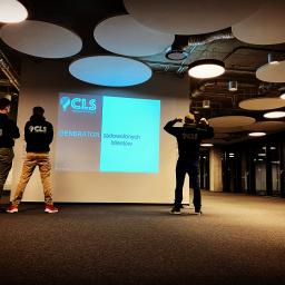 CLS Instalacje Elektryczne Sp. z o.o. - Prezentacja firmy instalacyjnej z Warszawy: trzech mężczyzn w bluzach z logo CLS stoi przed ekranem z napisem 'Generator zadowolonych klientów'.