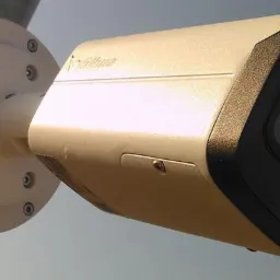 Zewnętrzna kamera monitoringu Dahua, zamontowana na metalowym słupku, skierowana w górę pod kątem, z widocznym logo firmy.