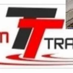 Logo firmy transportowej TOM TRANS z czerwono-czarnym symbolem graficznym oraz małe zdjęcie w prawym górnym rogu przedstawiające pracownika w białym kombinezonie natryskującego pianę na drewnianą...