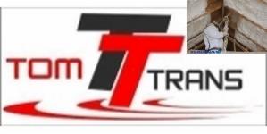 Logo firmy transportowej TOM TRANS z czerwono-czarnym symbolem graficznym oraz małe zdjęcie w prawym górnym rogu przedstawiające pracownika w białym kombinezonie natryskującego pianę na drewnianą...