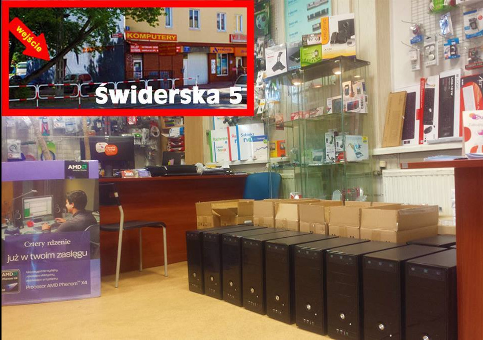 Wnętrze sklepu komputerowego: rzędy czarnych obudów komputerowych, gabloty z akcesoriami, plakat AMD Phenom X4 i widok na ulicę przez okno z napisem 'KOMPUTERY' i adresem 'Świderska 5'.