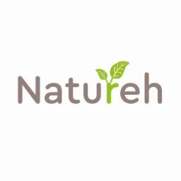 Logo firmy Natureh z dwoma zielonymi listkami wyrastającymi z litery 'u', na białym tle.