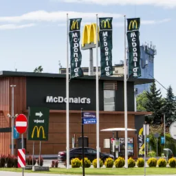 McDonalds Pabianice - Maszty flagowe