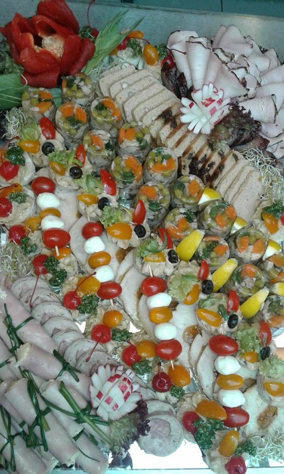 Dekoracyjna kompozycja z wędlin, galaretek z warzywami i koreczków z pomidorkami koktajlowymi i mini-mozzarellą na srebrnej tacy.